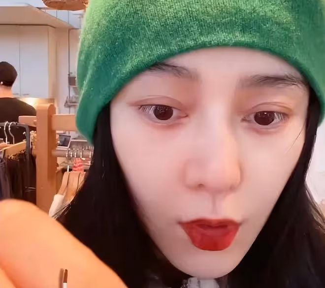 41歲的冰冰和媽媽喝下午茶，仍舊美艷動人，品嘗甜點貴氣十足