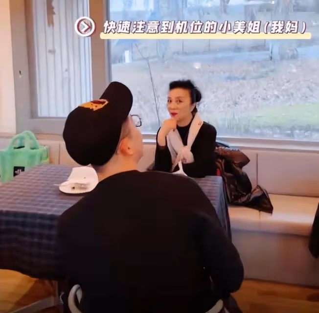 41歲的冰冰和媽媽喝下午茶，仍舊美艷動人，品嘗甜點貴氣十足