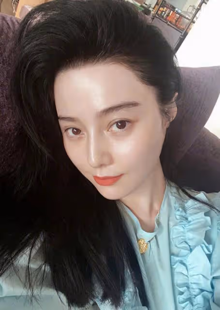 41歲的冰冰和媽媽喝下午茶，仍舊美艷動人，品嘗甜點貴氣十足