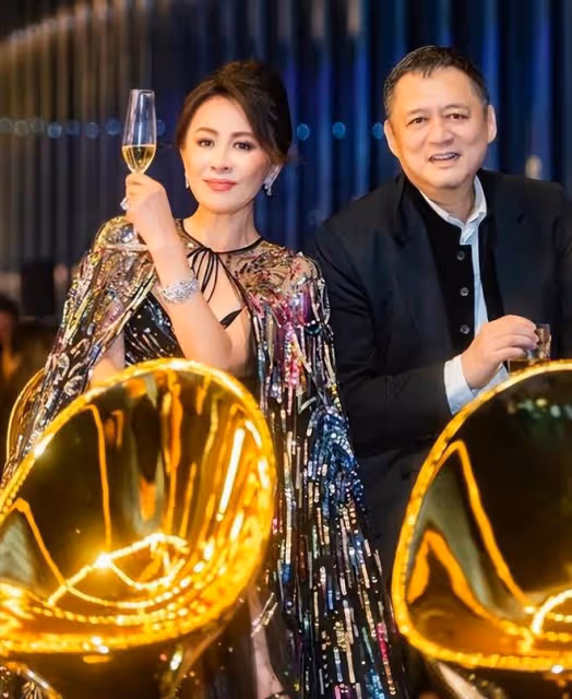 56歲劉嘉玲的富貴生活：聖誕樹下擺滿奢侈品，比去年的還多