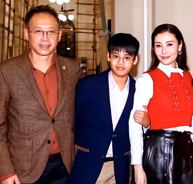 李嘉欣兒子許建彤正式安管家族事業，進入許家千億商業帝國