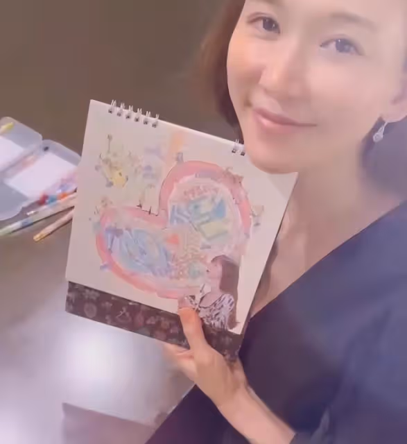 林志玲和兒子一起畫新年曆，將一家三口的幸福藏在畫中