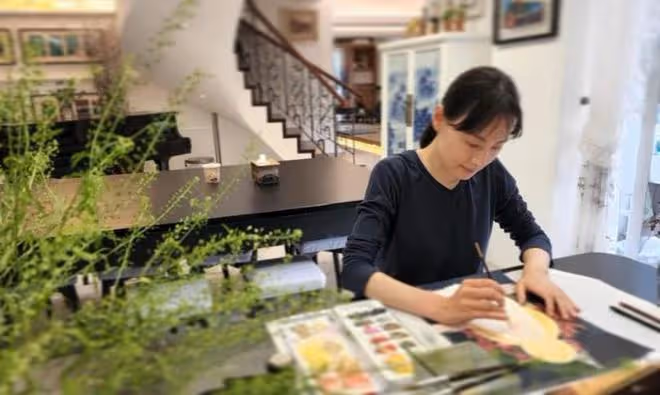 梁洛施在豪宅內畫畫，複式洋樓盡顯奢華，個人狀態越來越好