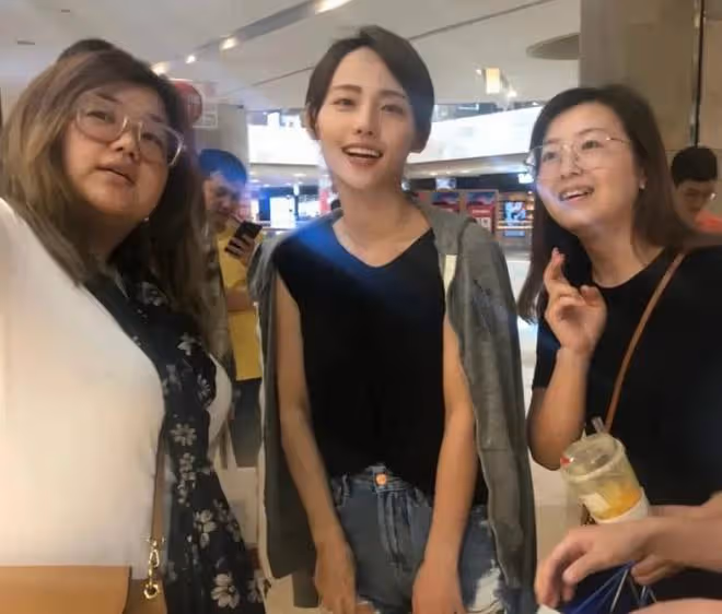 張嘉倪風波後首現身，整個人消瘦了不少，臉頰也略顯憔悴