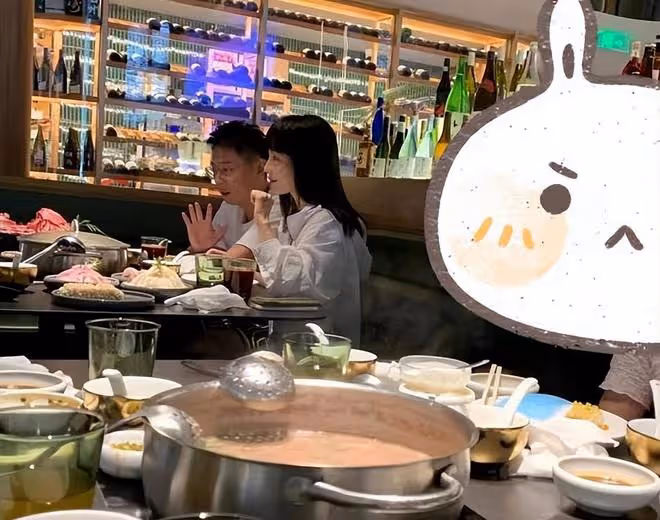 張嘉倪風波後首現身，整個人消瘦了不少，臉頰也略顯憔悴