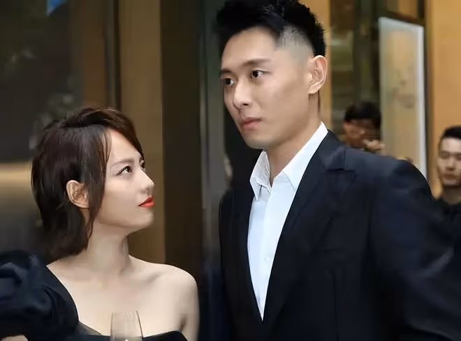張嘉倪風波後首現身，整個人消瘦了不少，臉頰也略顯憔悴