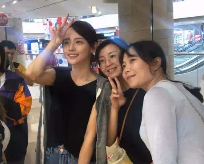 張嘉倪風波後首現身，整個人消瘦了不少，臉頰也略顯憔悴