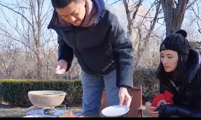 李亞鵬帶小女兒室外做美食，夫妻互動接地氣，海哈金喜獲得好評