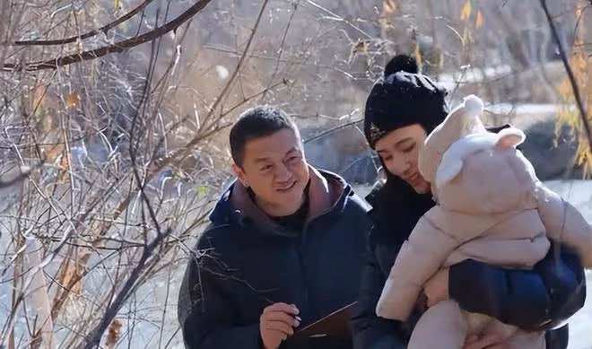 李亞鵬帶小女兒室外做美食，夫妻互動接地氣，海哈金喜獲得好評
