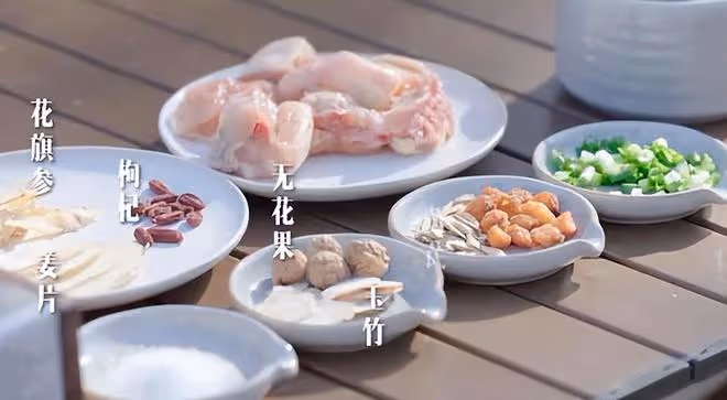 李亞鵬帶小女兒室外做美食，夫妻互動接地氣，海哈金喜獲得好評