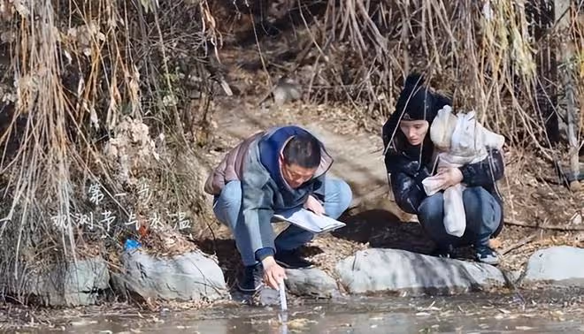 李亞鵬帶小女兒室外做美食，夫妻互動接地氣，海哈金喜獲得好評
