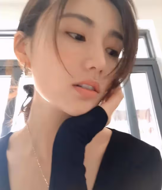 李亞鵬帶小女兒室外做美食，夫妻互動接地氣，海哈金喜獲得好評