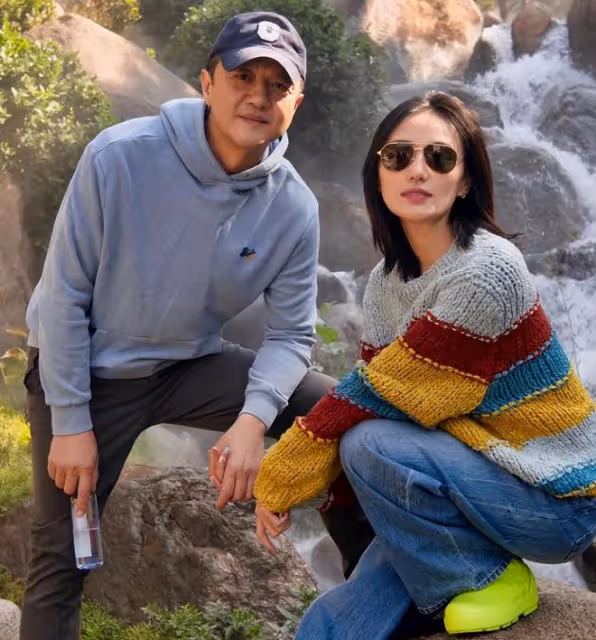 李亞鵬帶小女兒室外做美食，夫妻互動接地氣，海哈金喜獲得好評