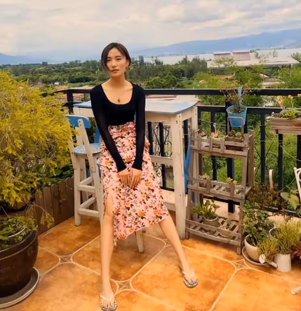 李亞鵬帶小女兒室外做美食，夫妻互動接地氣，海哈金喜獲得好評