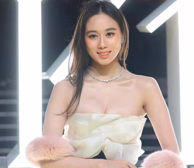 何超欣 沈月參加富豪名媛聚會，與甘比和鄭志剛太太同框合影