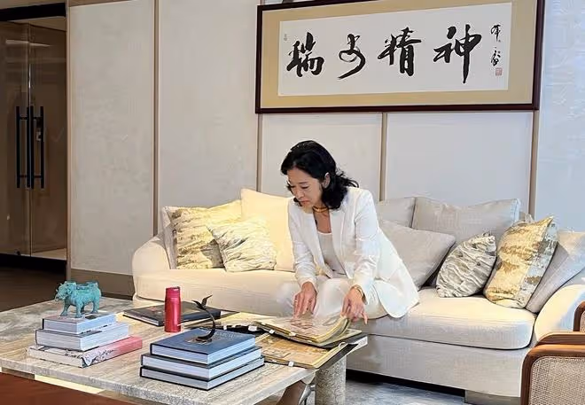 64歲朱玲玲曬工作照，白色西服俏麗優雅，盡顯幹練神態
