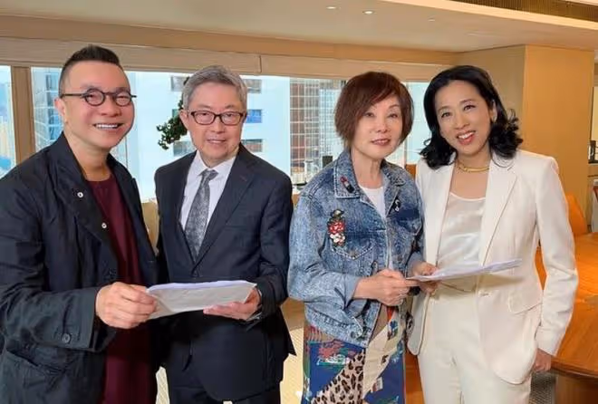 64歲朱玲玲曬工作照，白色西服俏麗優雅，盡顯幹練神態