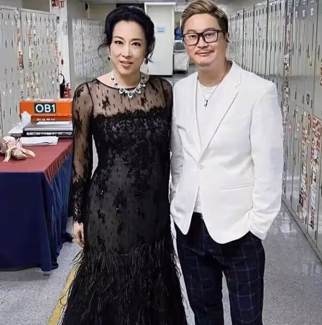 64歲朱玲玲曬工作照，白色西服俏麗優雅，盡顯幹練神態