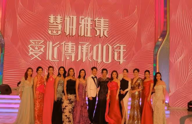 64歲朱玲玲曬工作照，白色西服俏麗優雅，盡顯幹練神態