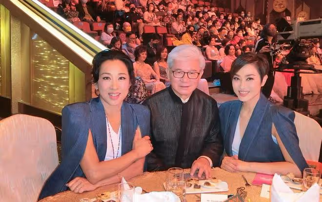 64歲朱玲玲曬工作照，白色西服俏麗優雅，盡顯幹練神態