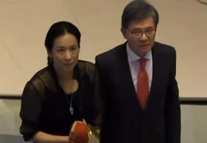 64歲朱玲玲曬工作照，白色西服俏麗優雅，盡顯幹練神態