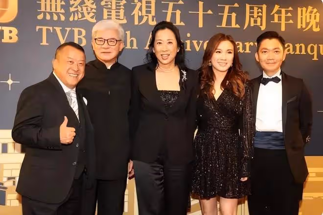 64歲朱玲玲曬工作照，白色西服俏麗優雅，盡顯幹練神態