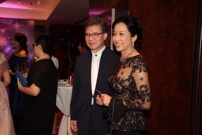 64歲朱玲玲曬工作照，白色西服俏麗優雅，盡顯幹練神態