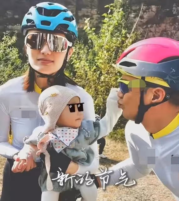 李亞鵬小女兒長相不像李嫣，正臉高清照更像媽媽海哈金喜