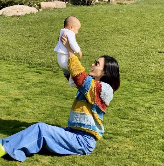 李亞鵬小女兒長相不像李嫣，正臉高清照更像媽媽海哈金喜