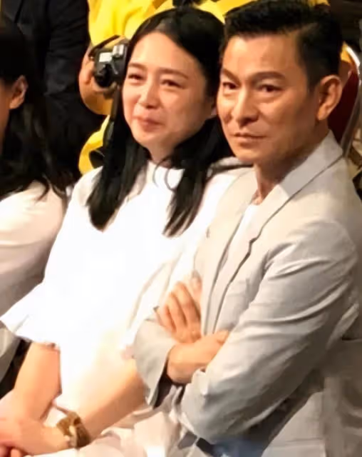 劉德華觀看女兒劉向蕙演出，與朱麗倩在台下邊看邊笑