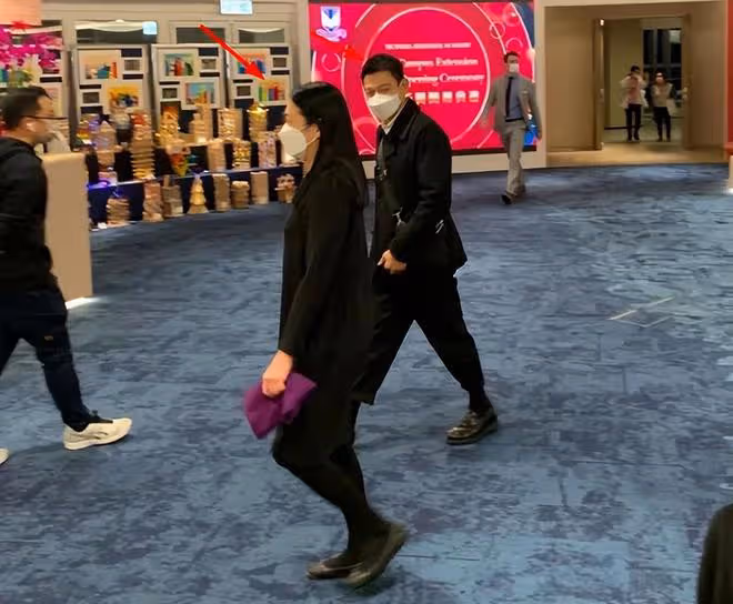 劉德華觀看女兒劉向蕙演出，與朱麗倩在台下邊看邊笑