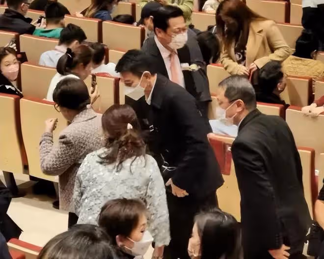 劉德華觀看女兒劉向蕙演出，與朱麗倩在台下邊看邊笑
