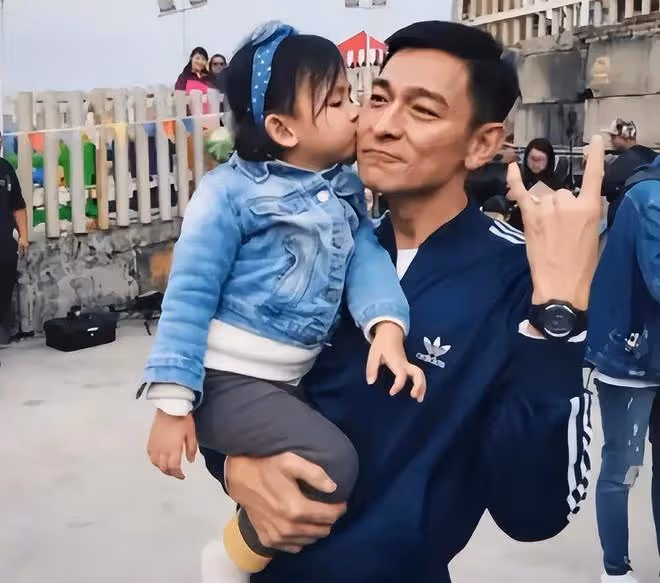 劉德華觀看女兒劉向蕙演出，與朱麗倩在台下邊看邊笑
