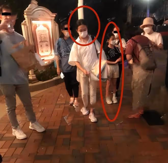 劉德華觀看女兒劉向蕙演出，與朱麗倩在台下邊看邊笑