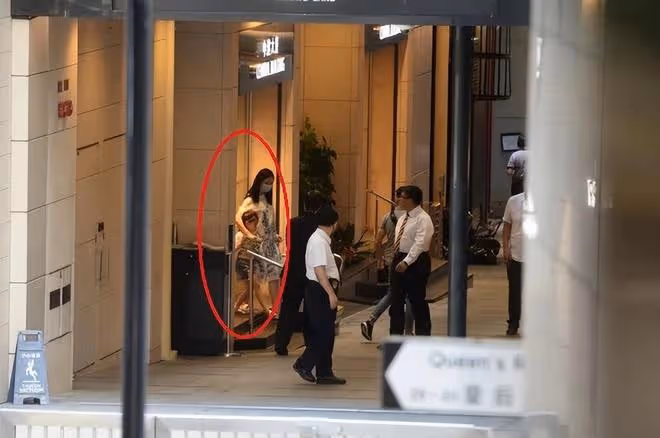 劉德華觀看女兒劉向蕙演出，與朱麗倩在台下邊看邊笑