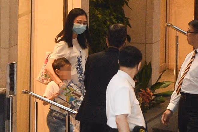 劉德華觀看女兒劉向蕙演出，與朱麗倩在台下邊看邊笑