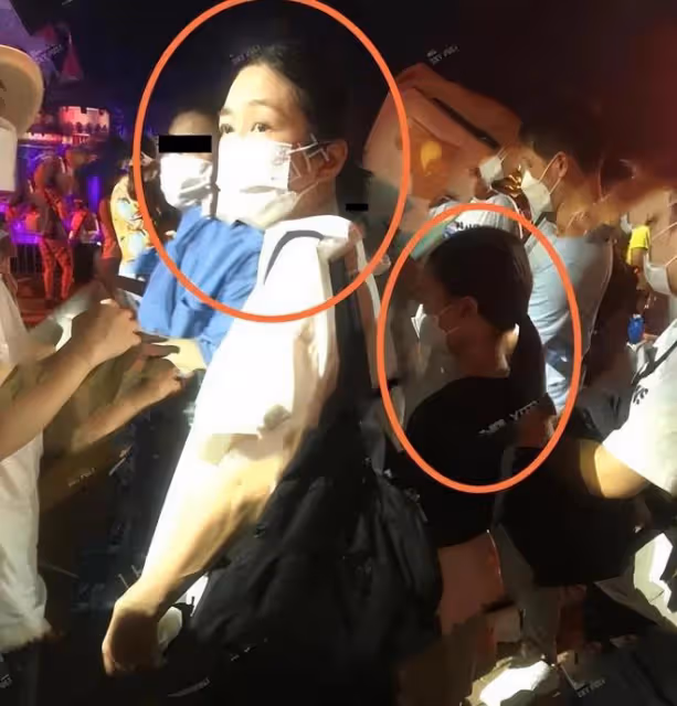 劉德華觀看女兒劉向蕙演出，與朱麗倩在台下邊看邊笑