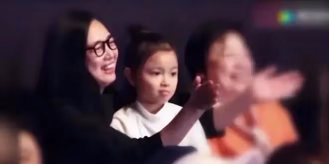 劉德華觀看女兒劉向蕙演出，與朱麗倩在台下邊看邊笑