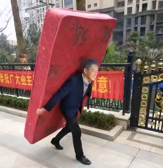 大S歸還床墊現場開：連包裝也懶得打，像扔垃圾一樣拖出車廂
