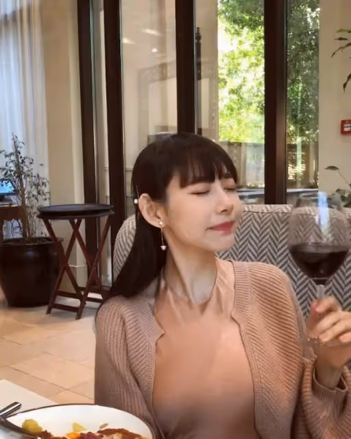 身穿裸色貼身連身裙　林明禎真空大露背震撼眼球