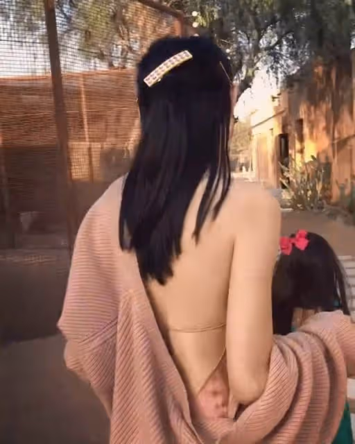 身穿裸色貼身連身裙　林明禎真空大露背震撼眼球