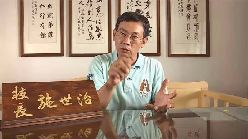 屏東校長考大學家窮，小吃店老闆娘偷加料，後成為國小校長，舉大字報苦尋恩人35年：一定要找到她