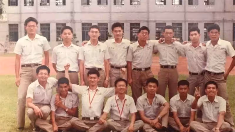 屏東校長考大學家窮，小吃店老闆娘偷加料，後成為國小校長，舉大字報苦尋恩人35年：一定要找到她
