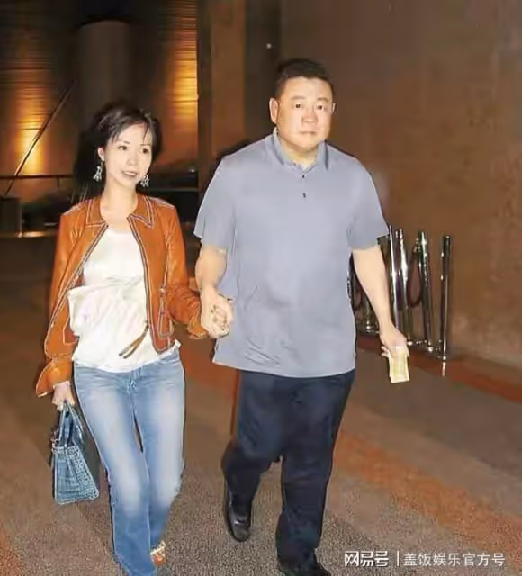 劉秀盈曬舞台照，罕發文感謝父親劉鑾雄，捧花籃與母親同框心情好