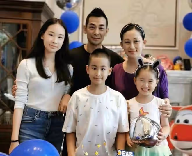 趙文卓15歲女兒出國留學，久違現身顏值高，學費百萬與李嫣是校友