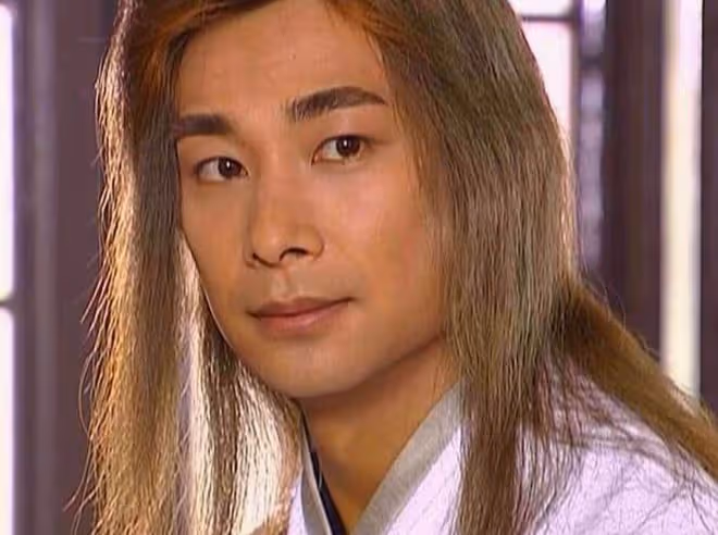 趙文卓15歲女兒出國留學，久違現身顏值高，學費百萬與李嫣是校友