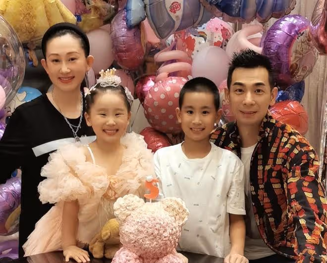 趙文卓15歲女兒出國留學，久違現身顏值高，學費百萬與李嫣是校友