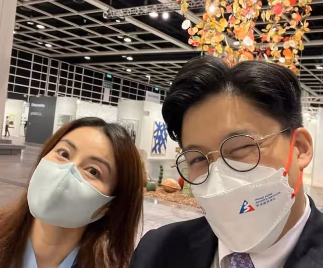 罕見高調！郭晶晶出席晚宴手持20萬包包，過往一家靠接地氣贏口碑