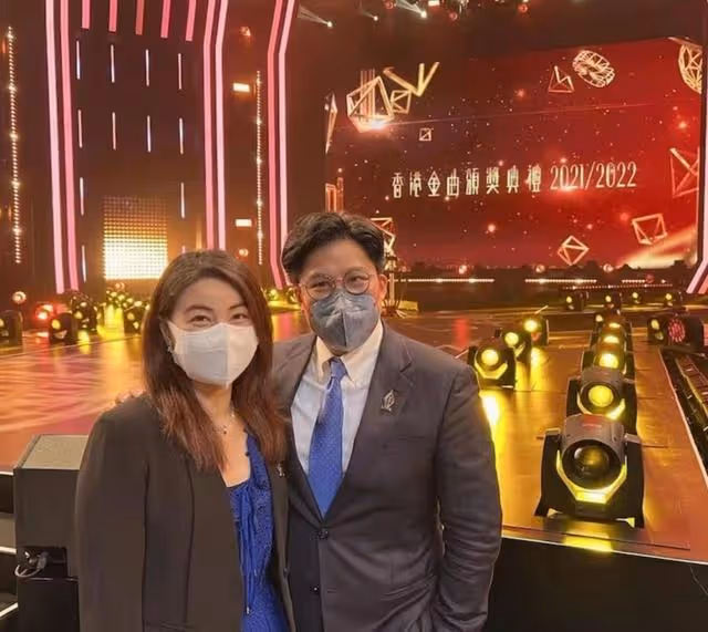 罕見高調！郭晶晶出席晚宴手持20萬包包，過往一家靠接地氣贏口碑