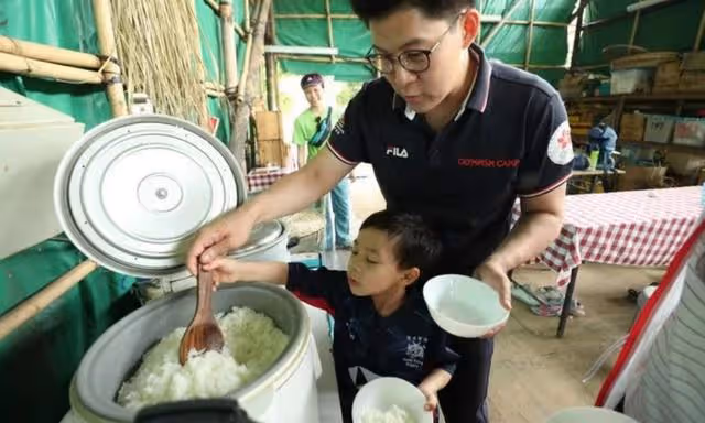 罕見高調！郭晶晶出席晚宴手持20萬包包，過往一家靠接地氣贏口碑